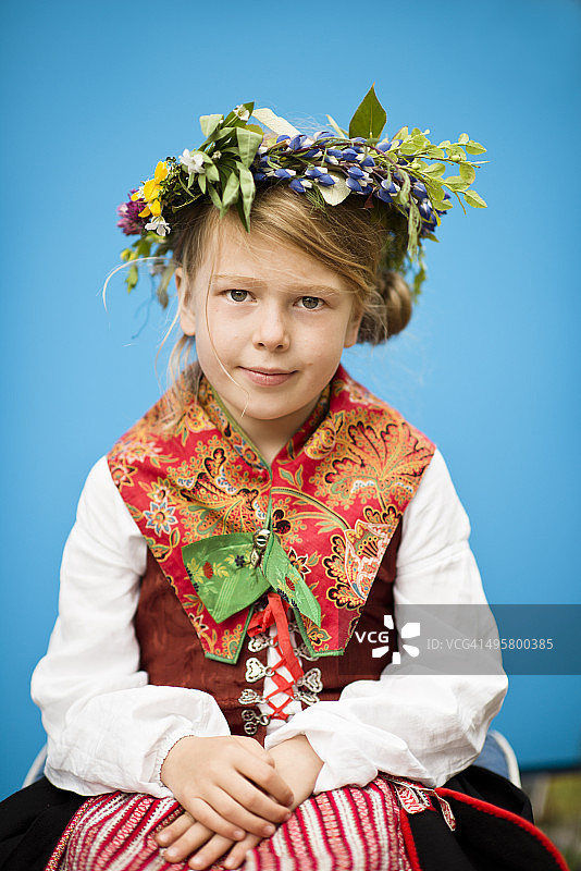 戴着花环穿着民族服装的女孩，瑞典桑德汉姆图片素材