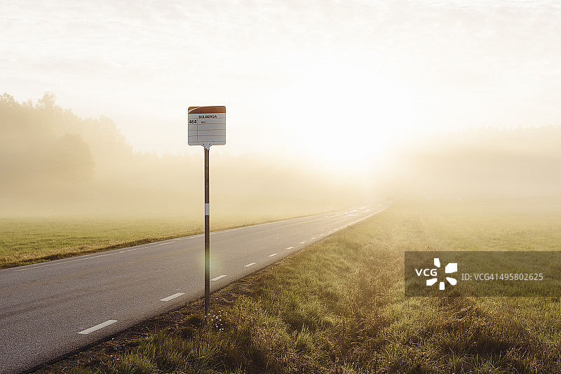 瑞典东约特兰省北雪平的清晨公交车站图片素材