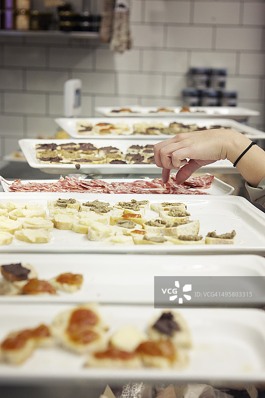 准备零食的人图片素材