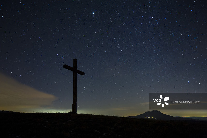 德国巴登-符腾堡州，比斯贝格山顶的星空和十字架图片素材