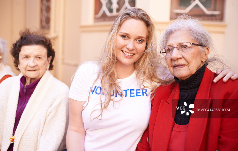 她喜欢回馈社会图片素材