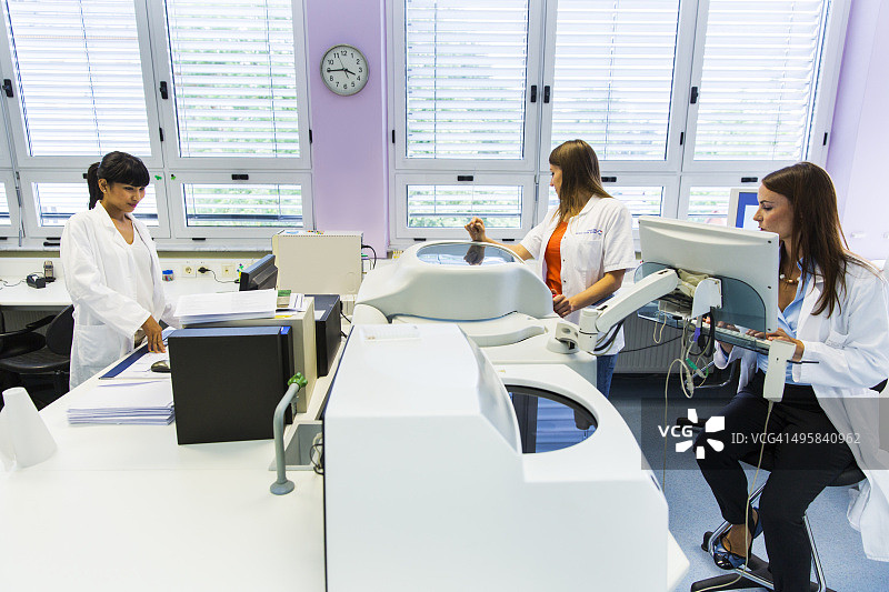 血库实验室里的三位可爱的技术员图片素材