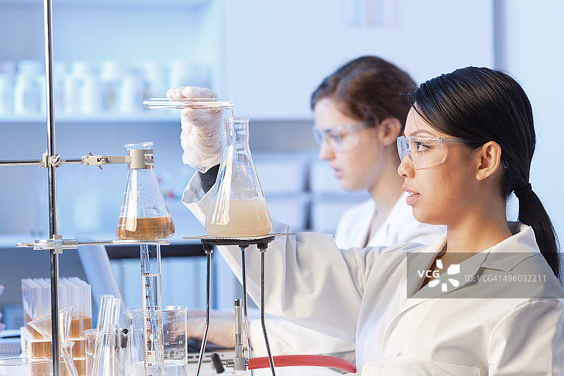 在化学实验室一起工作的女大学生（横版）图片素材