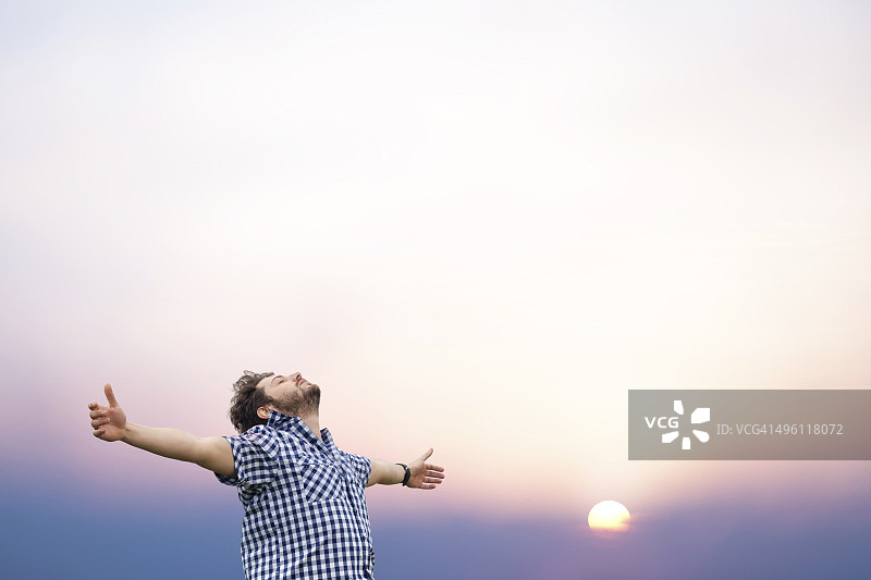 举起双臂的年轻男人图片素材