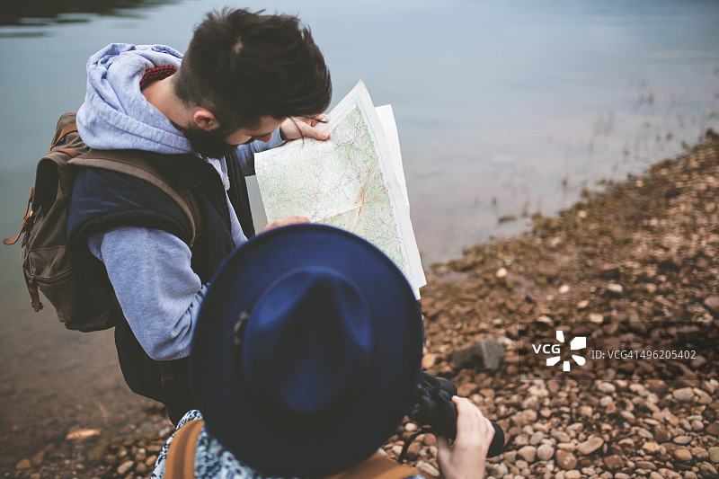 查看地图寻找方向图片素材