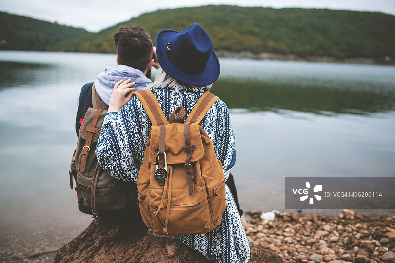 年轻情侣享受大自然徒步旅行的乐趣图片素材