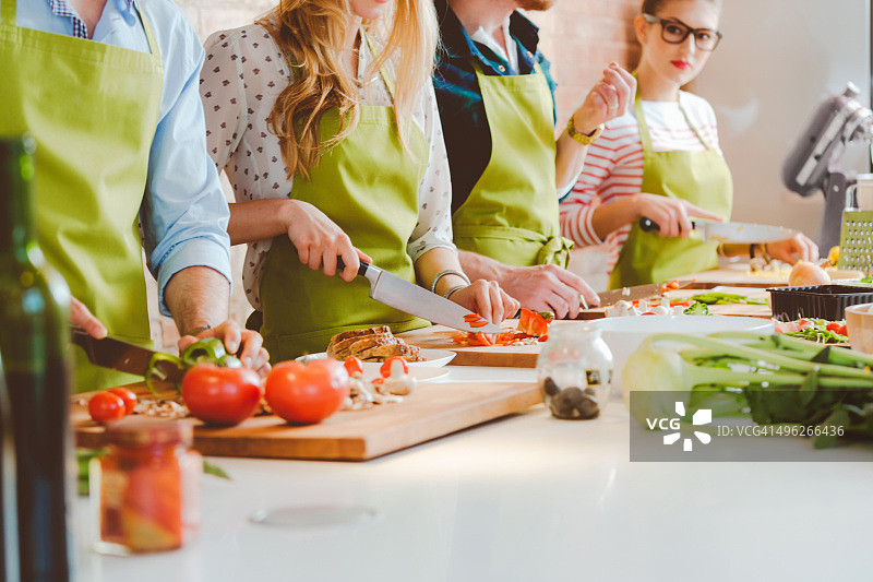 四个人参加烹饪课程图片素材