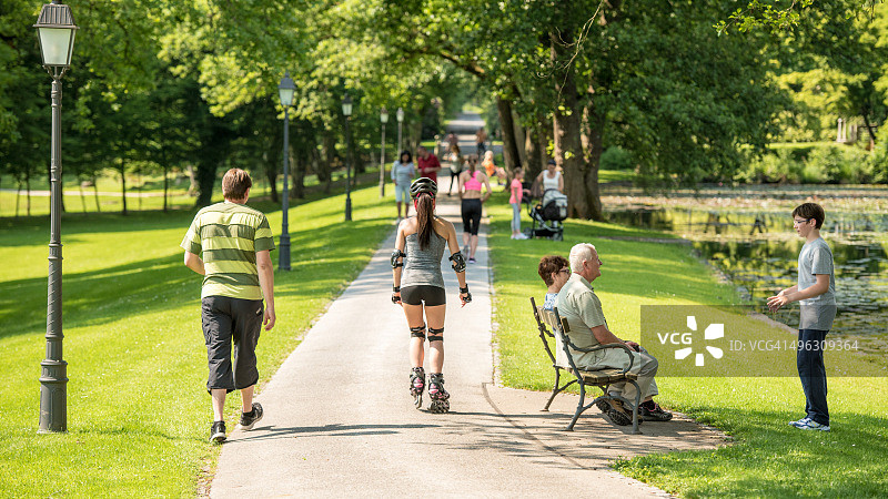 公园里的人群图片素材