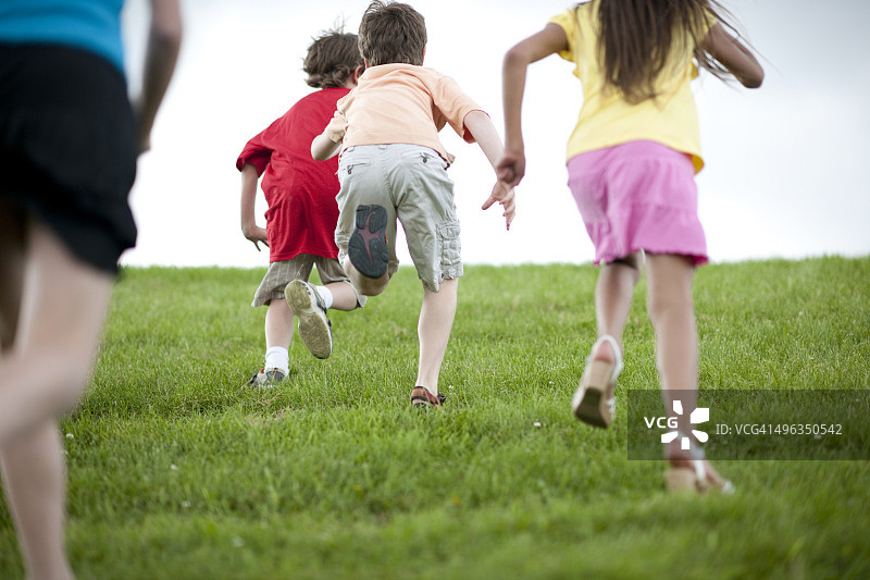 孩子们在山坡上玩捉人游戏图片素材