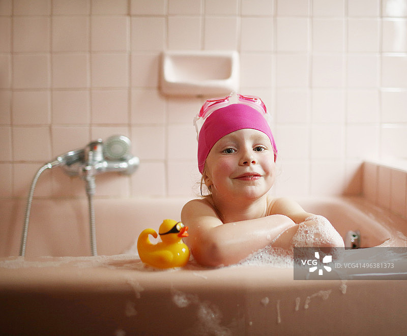 5岁女孩在洗澡图片素材