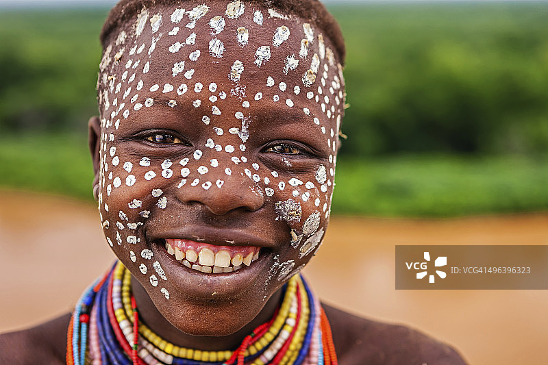 来自非洲埃塞俄比亚卡罗部落的年轻女子肖像图片素材