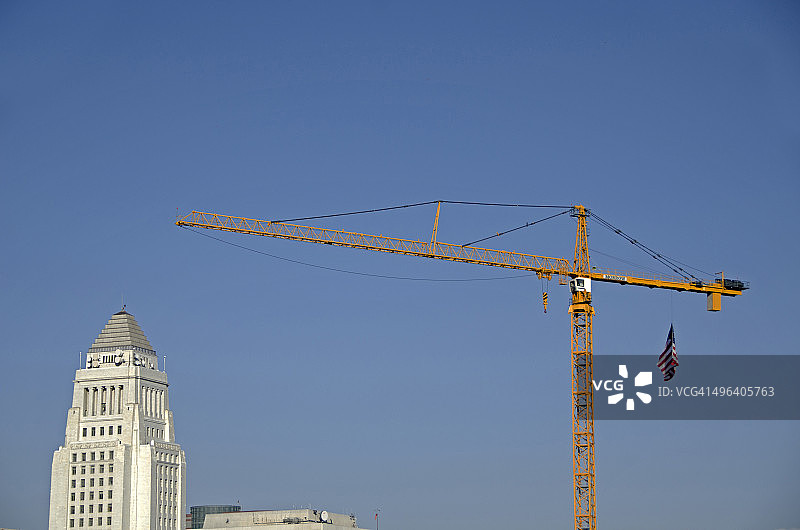 市政厅和建筑起重机图片素材