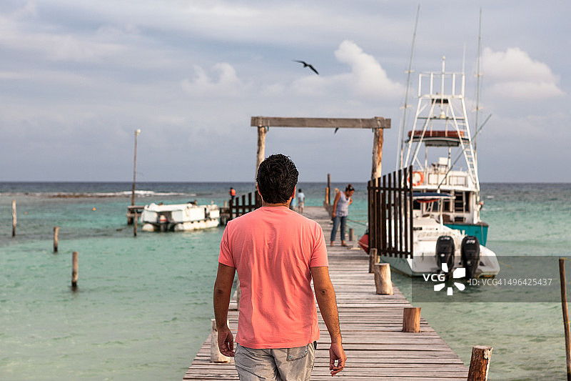 在墨西哥马哈瓦尔码头的男人图片素材