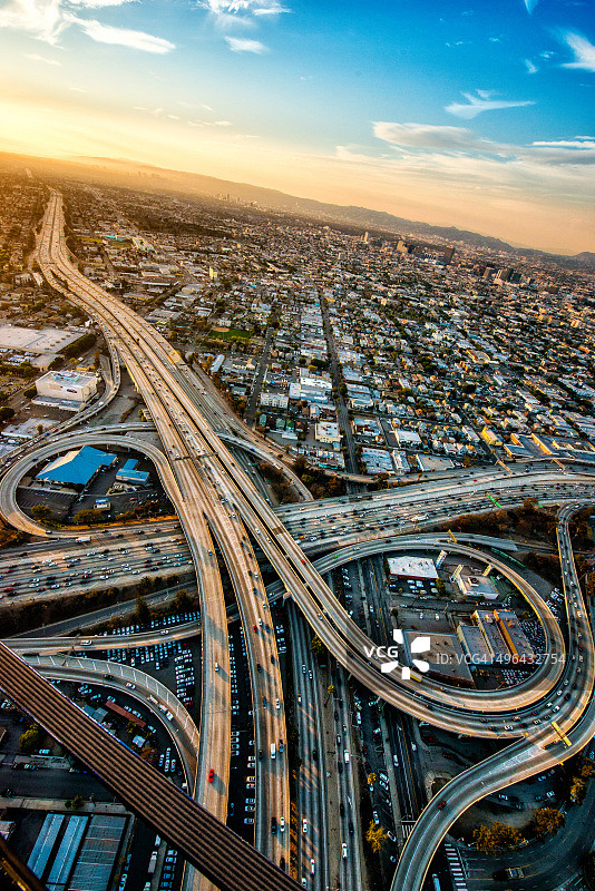 黄昏时道路立交桥的鸟瞰图图片素材