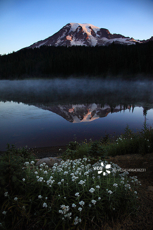 雷尼尔山与倒影湖图片素材