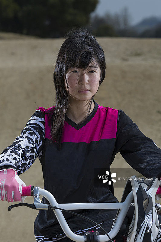 骑BMX自行车的年轻女孩图片素材