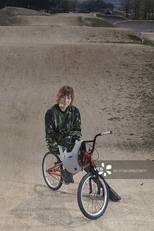 骑BMX自行车的年轻女人图片素材