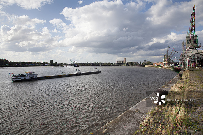 在安特卫普斯凯尔特河上巡航的驳船图片素材