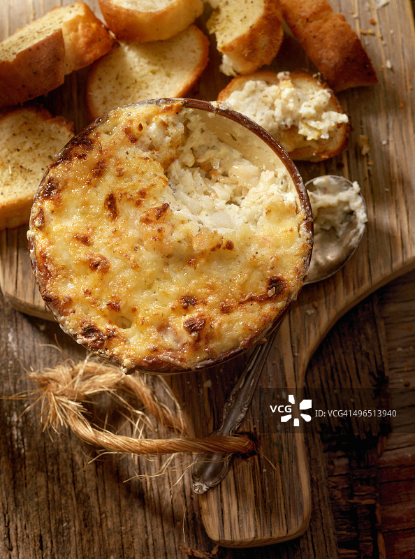 烤奶油蟹肉蘸酱配三种奶酪图片素材