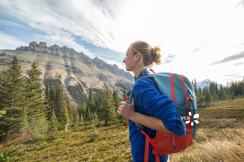 女人在徒步旅行途中停下来欣赏风景图片素材