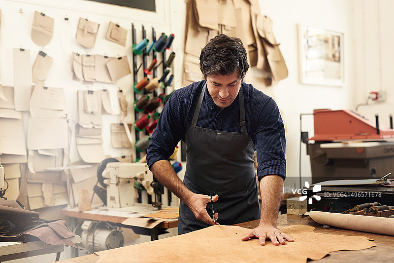 皮革是他热爱的行业图片素材