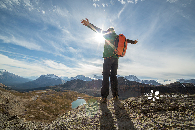 在山顶欢呼庆祝的男人图片素材