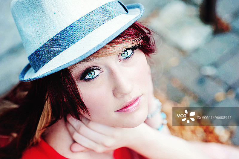 戴帽子的漂亮女孩图片素材