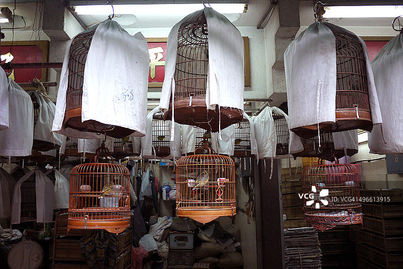 香港园圃街雀鸟花园的悬挂鸟笼图片素材