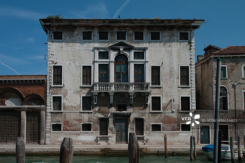 威尼斯卡纳雷吉欧运河沿岸的旧房子图片素材