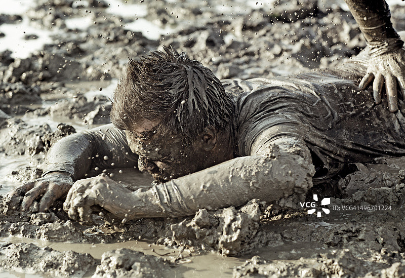 泥地里搏斗的两个男人特写图片素材