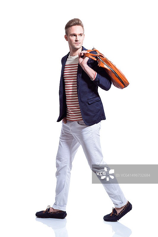 手提包的时尚金发年轻男人图片素材