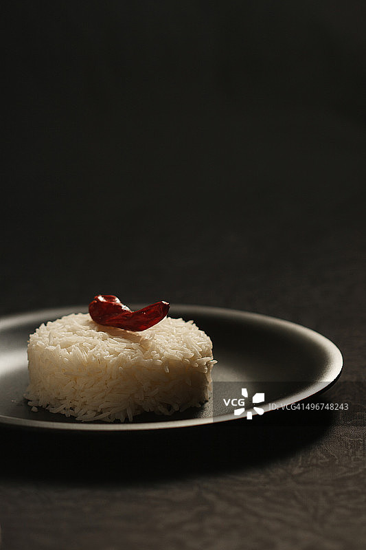 黑色背景上的白米饭图片素材