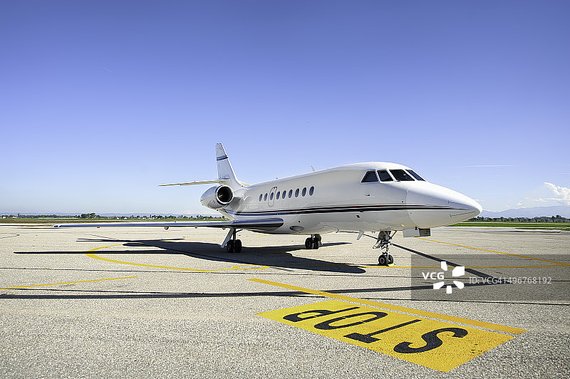 跑道上的私人飞机图片素材