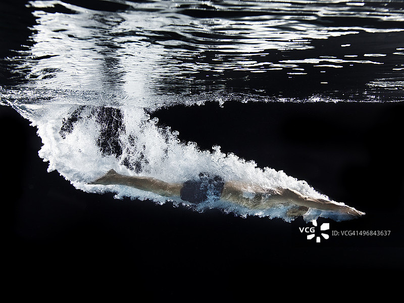 年轻男人在水下游泳图片素材
