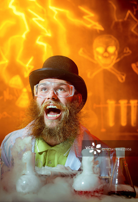 等待伟大创意的疯狂科学家图片素材