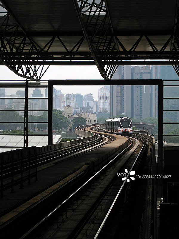 吉隆坡轻轨列车进站图片素材