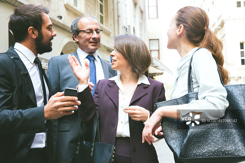 一群商务人士在看智能手机图片素材