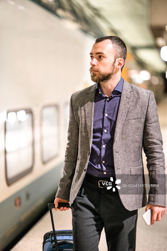在火车站台上等待的商人图片素材