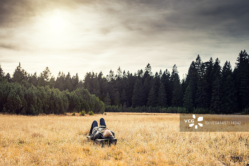 在自然中放松身心图片素材