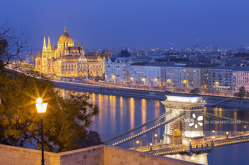 布达佩斯Chain Bridge和国会大厦的黄昏景色图片素材