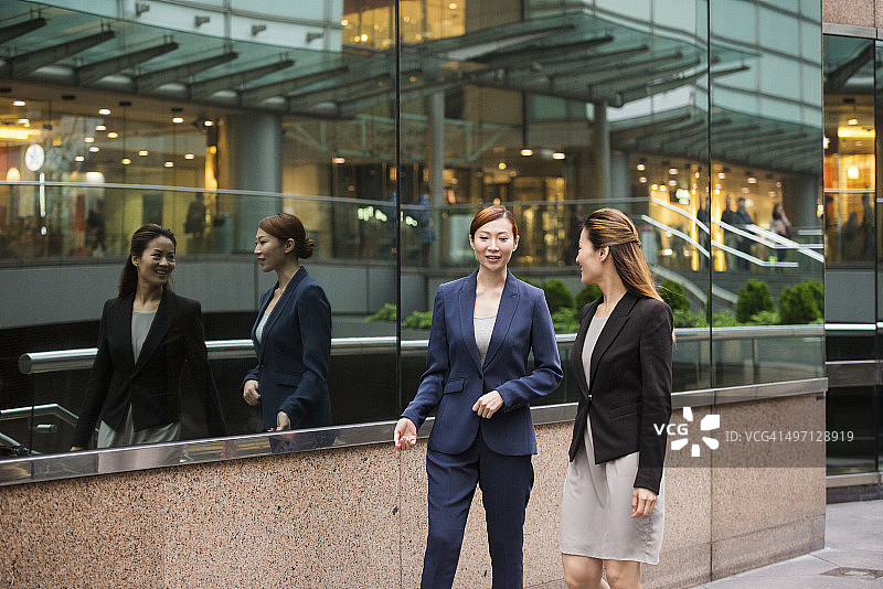 自信的中国女商人在中国香港交谈图片素材