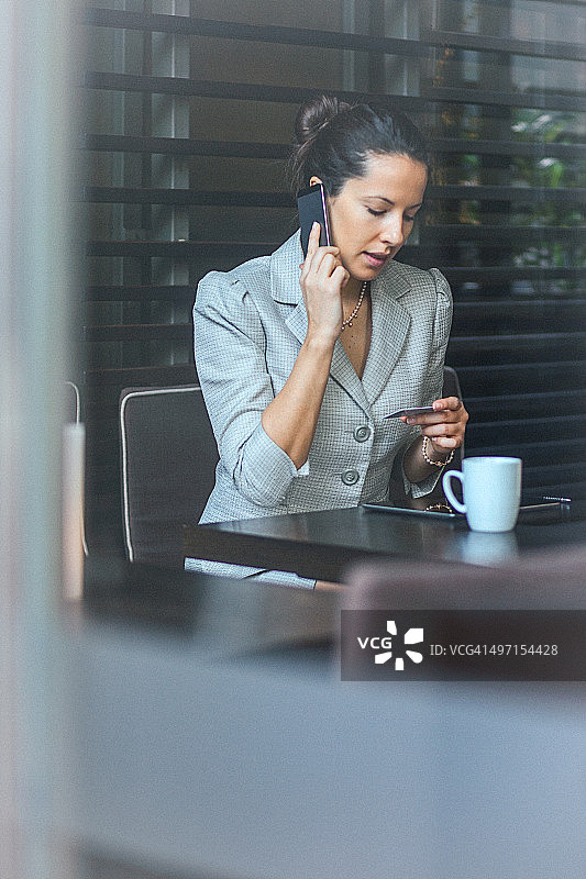 年轻女商人在咖啡馆使用信用卡进行在线交易图片素材