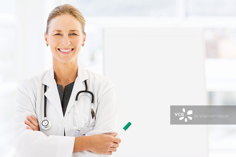 在医院里拿着毡头笔的自信女医生图片素材