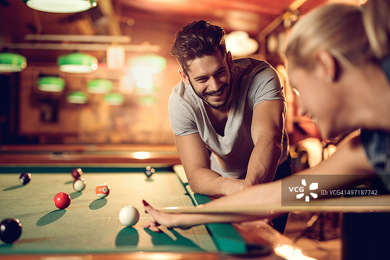 快乐的男人在台球厅看女友打斯诺克图片素材
