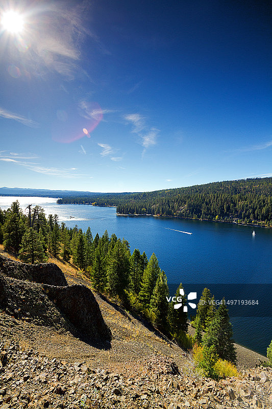 秋季佩耶特湖“狭窄地带”的船只，高角度视角，美国爱达荷州麦考尔图片素材