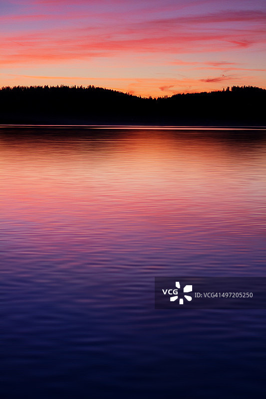麦考尔佩耶特湖日落波光图片素材