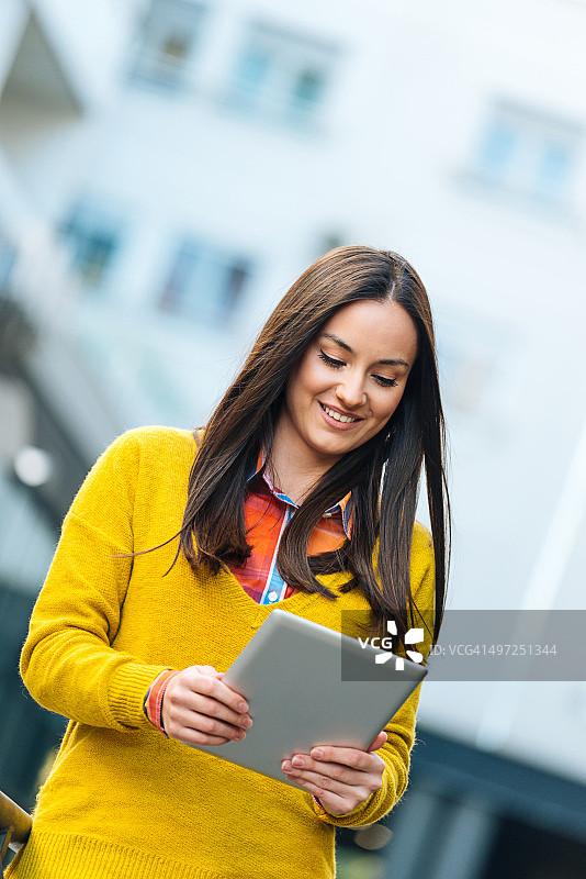 使用平板电脑微笑的现代职业女性图片素材