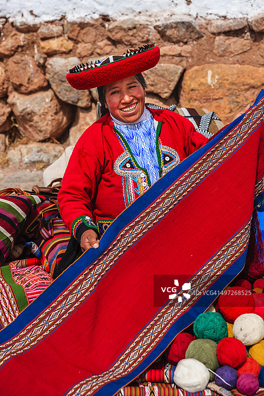 秘鲁圣谷印加遗址出售纪念品的秘鲁妇女图片素材