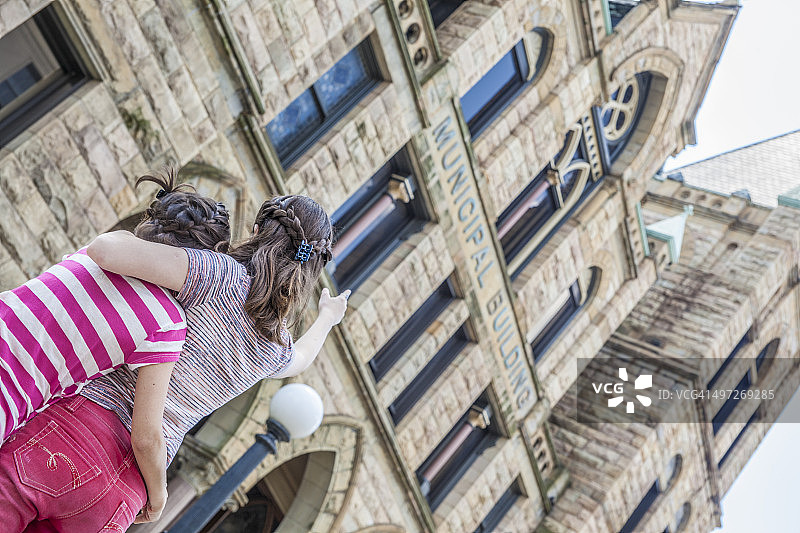 两个女孩在宾夕法尼亚州拉卡瓦纳县法院广场观光图片素材