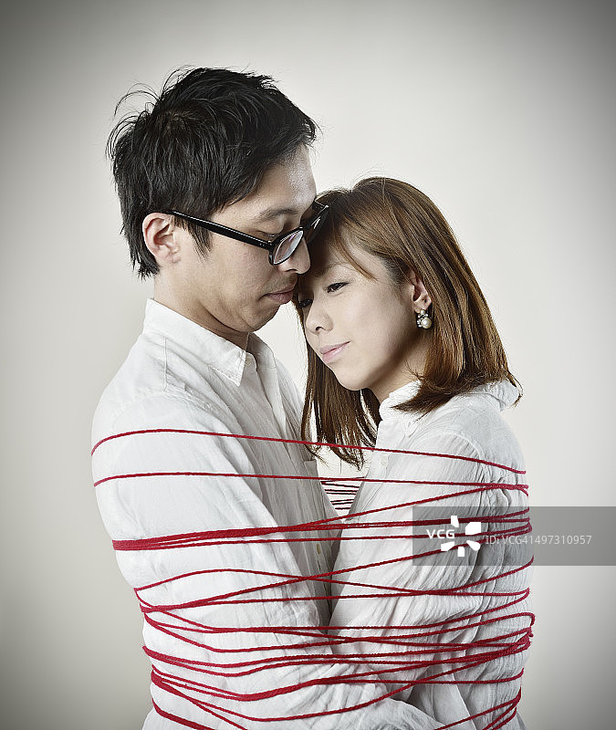 情侣拥抱，红线缠绕图片素材